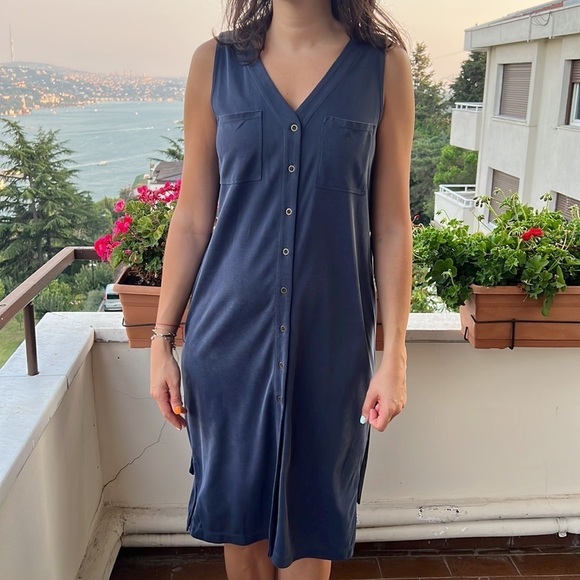 Tahari Dresses & Skirts - Tahari midnight blue midi button down sleeveless shirtdress